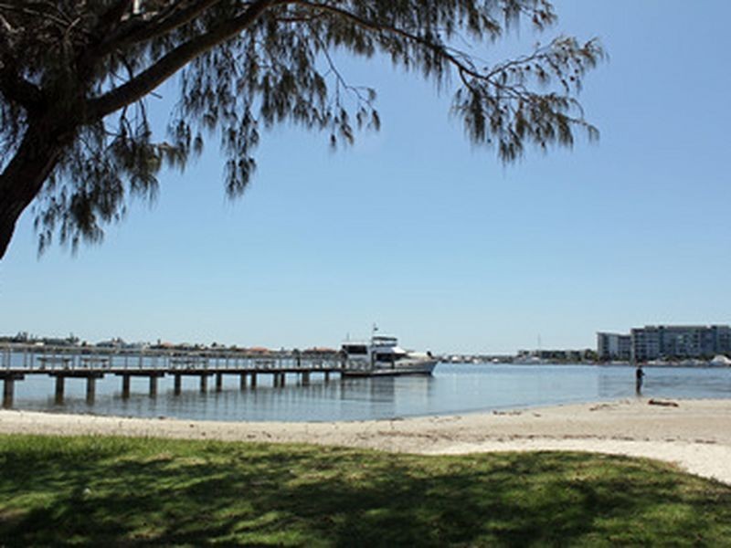 1/8 Drake Avenue, Paradise Point QLD 4216