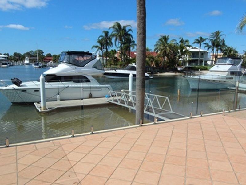 8 Dobell Avenue, Paradise Point QLD 4216