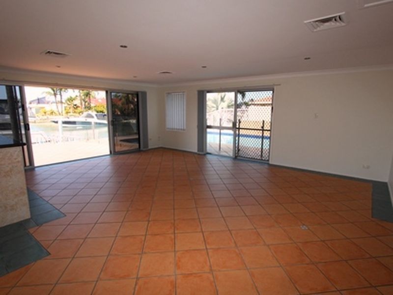 8 Dobell Avenue, Paradise Point QLD 4216