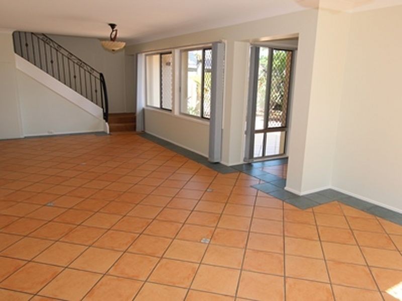 8 Dobell Avenue, Paradise Point QLD 4216