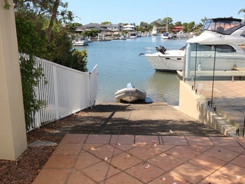 8 Dobell Avenue, Paradise Point QLD 4216