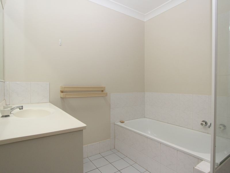 2/129 Government Road, Labrador QLD 4215