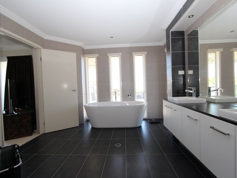 8 Palladium Boulevard, Hope Island QLD 4212
