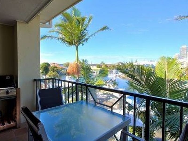 17/18 Jennifer Avenue, Runaway Bay QLD 4216