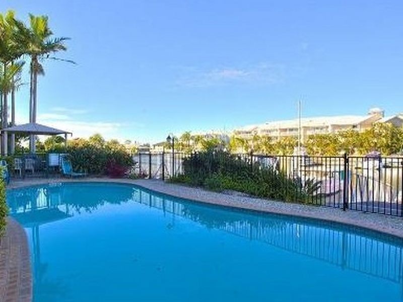 17/18 Jennifer Avenue, Runaway Bay QLD 4216