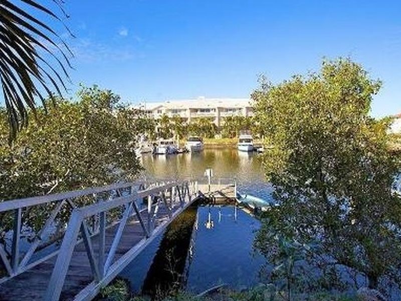 17/18 Jennifer Avenue, Runaway Bay QLD 4216