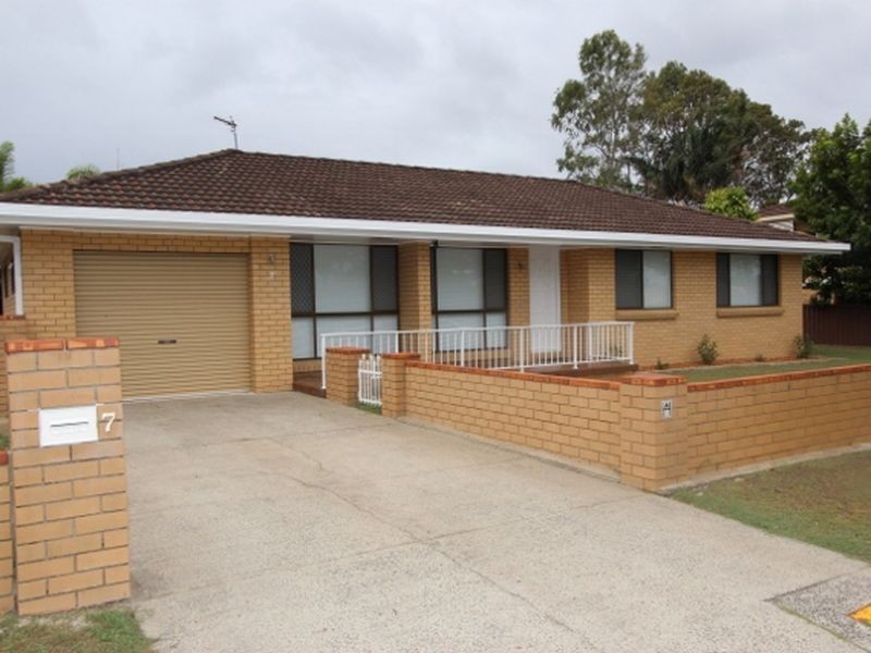 7 Blaxland Avenue, Paradise Point QLD 4216