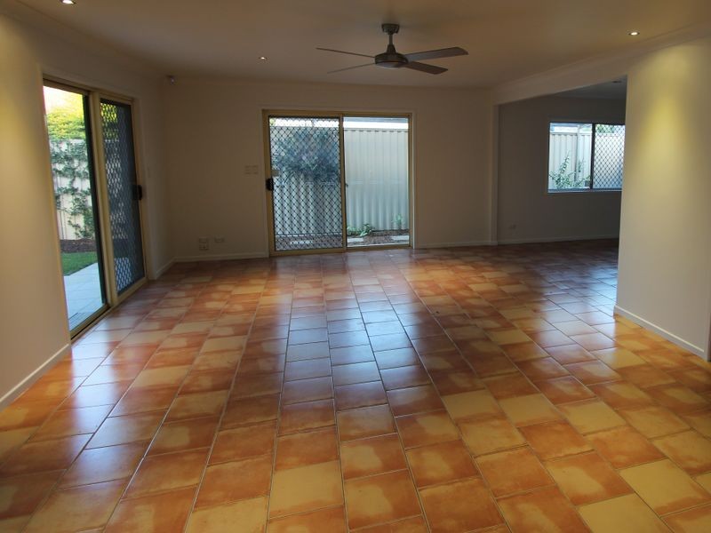 25 Victor Avenue, Paradise Point QLD 4216