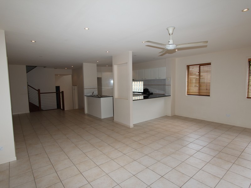 1/8 Drake Avenue, Paradise Point QLD 4216