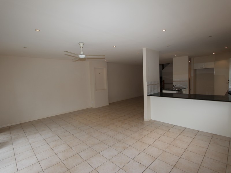 1/8 Drake Avenue, Paradise Point QLD 4216