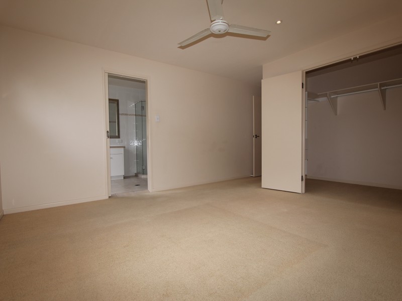1/8 Drake Avenue, Paradise Point QLD 4216