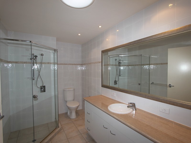 1/8 Drake Avenue, Paradise Point QLD 4216