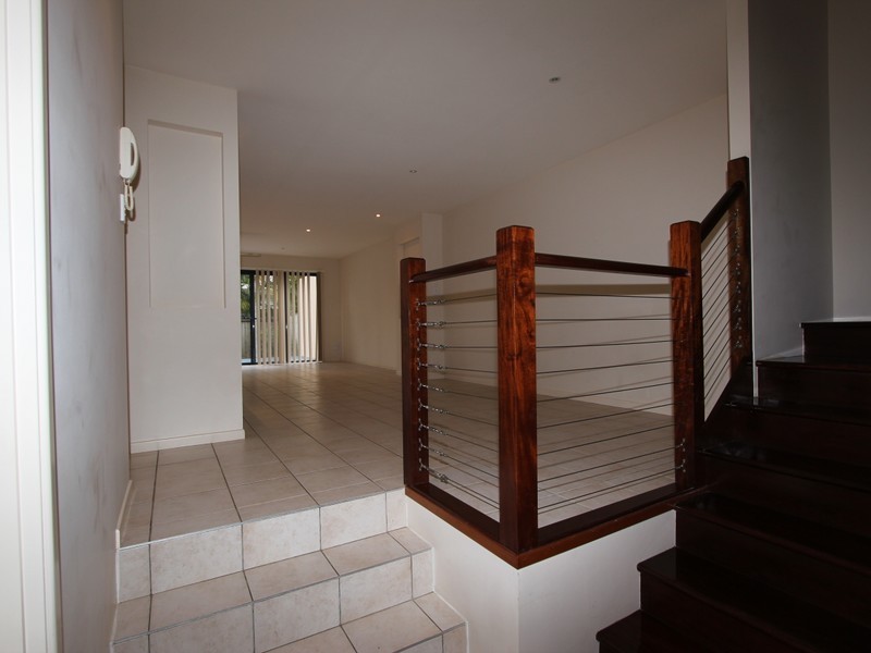 1/8 Drake Avenue, Paradise Point QLD 4216