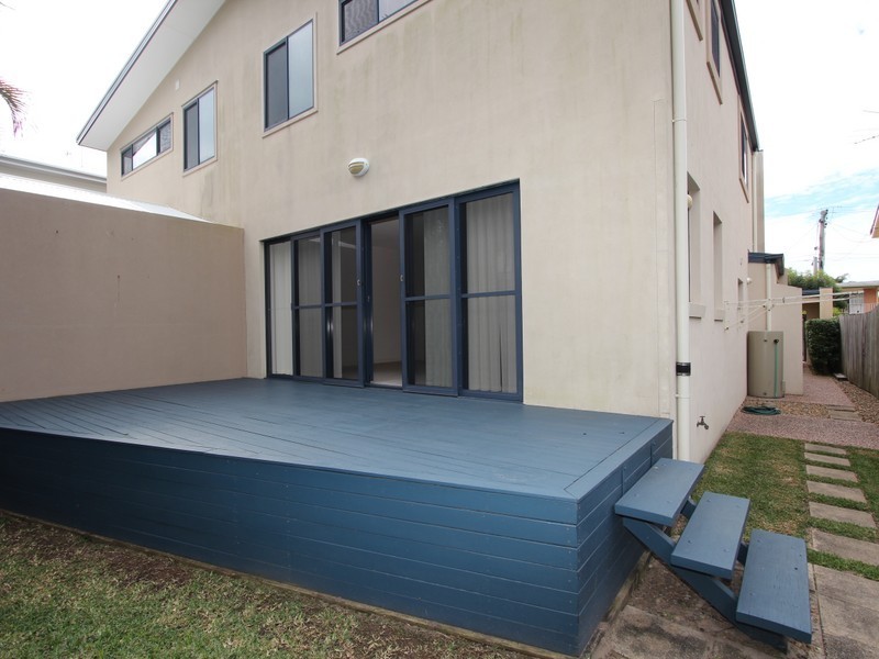 1/8 Drake Avenue, Paradise Point QLD 4216