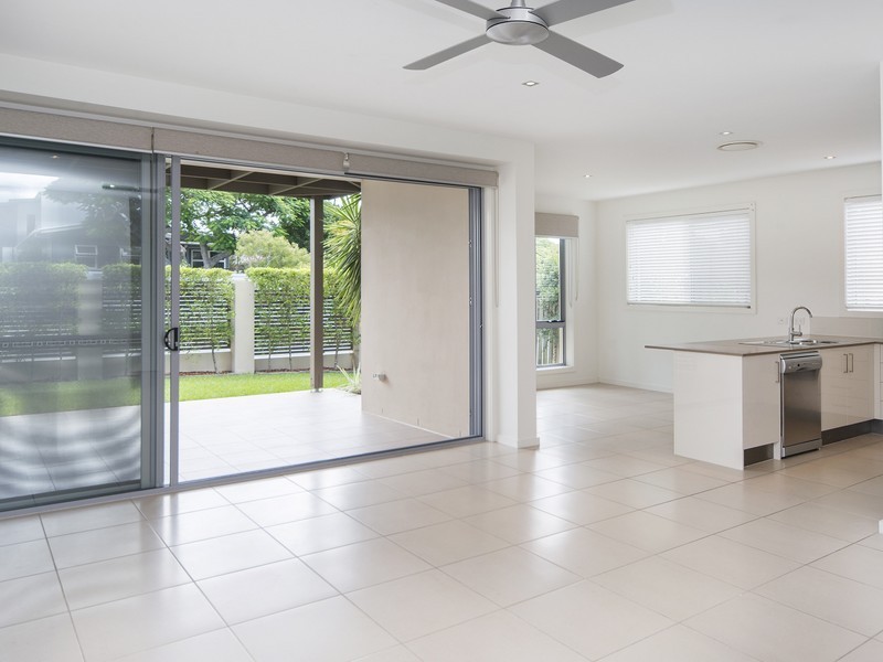 1/5 Wynflo Street, Labrador QLD 4215