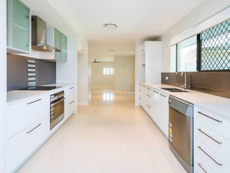48 Matthew Flinders Drive, Paradise Point QLD 4216