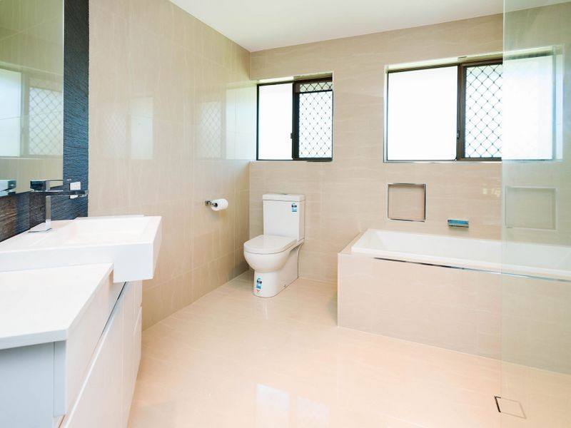 48 Matthew Flinders Drive, Paradise Point QLD 4216