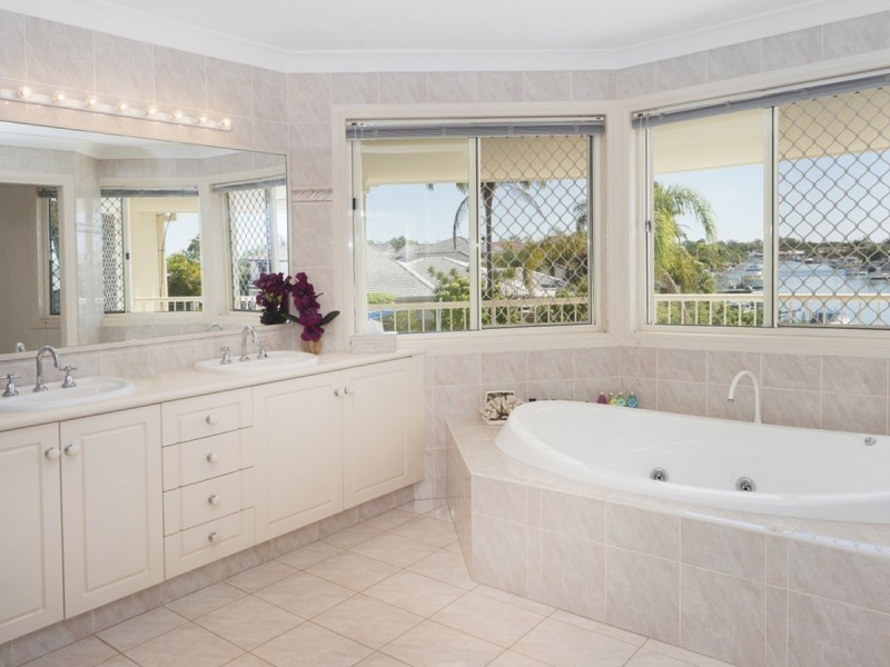 4 Saltbreeze Court, Runaway Bay QLD 4216