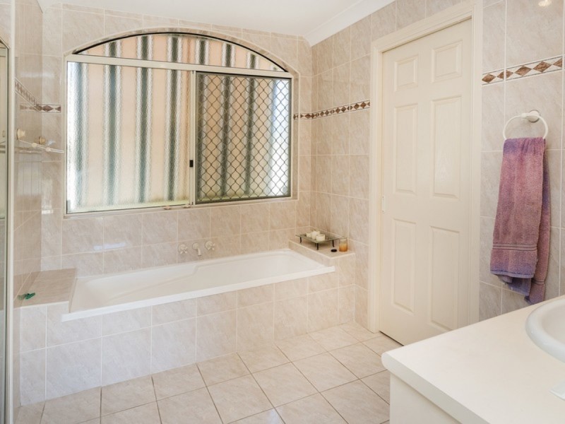 4 Saltbreeze Court, Runaway Bay QLD 4216