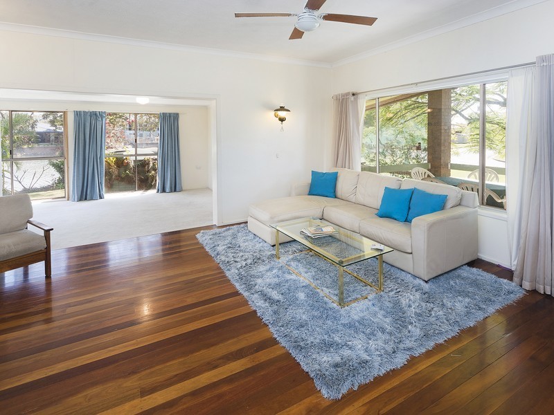 2 Vaggelas Crescent, Biggera Waters QLD 4216