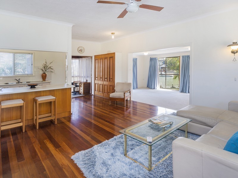 2 Vaggelas Crescent, Biggera Waters QLD 4216