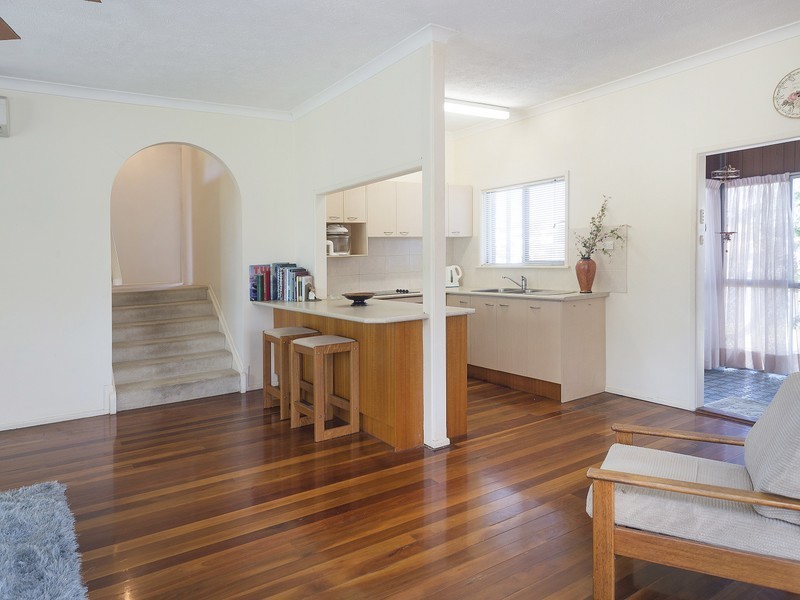 2 Vaggelas Crescent, Biggera Waters QLD 4216
