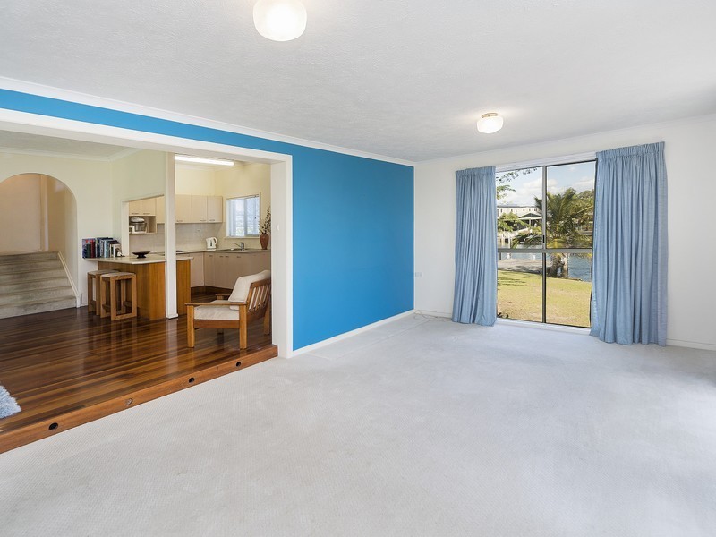 2 Vaggelas Crescent, Biggera Waters QLD 4216