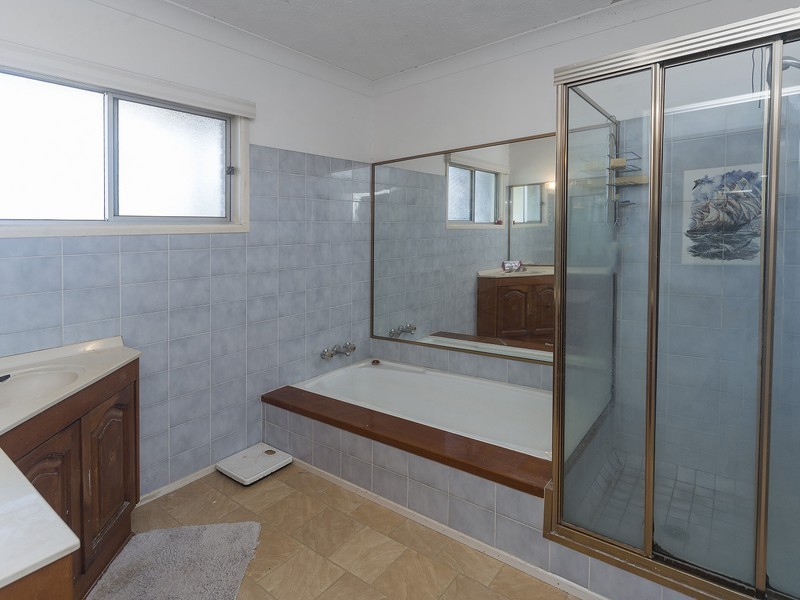 2 Vaggelas Crescent, Biggera Waters QLD 4216