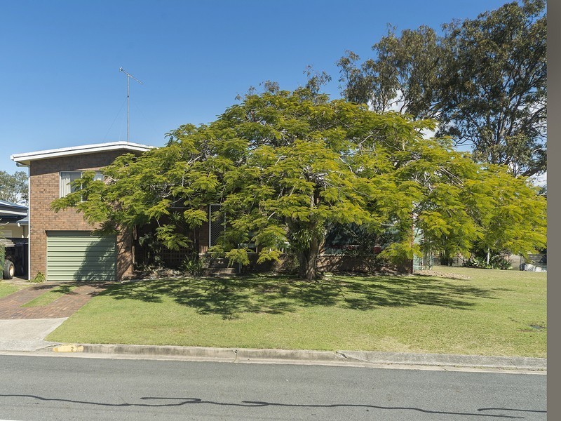 2 Vaggelas Crescent, Biggera Waters QLD 4216