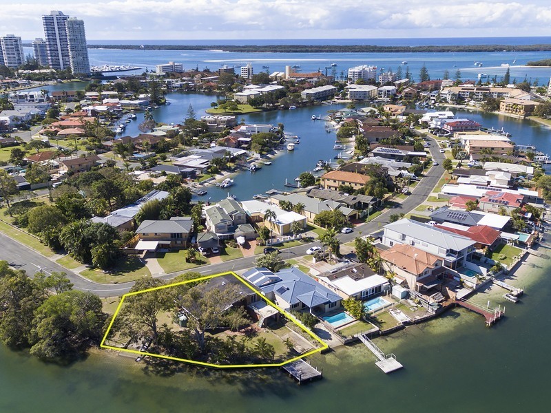 2 Vaggelas Crescent, Biggera Waters QLD 4216