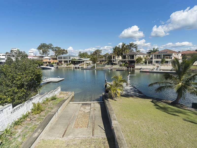 2 Vaggelas Crescent, Biggera Waters QLD 4216