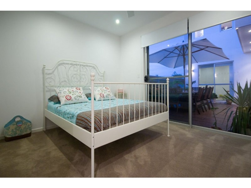 2/22 Eider Avenue, Paradise Point QLD 4216