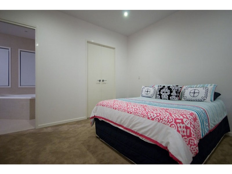 2/22 Eider Avenue, Paradise Point QLD 4216