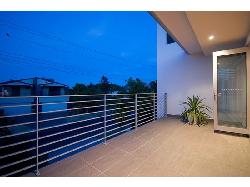 2/22 Eider Avenue, Paradise Point QLD 4216