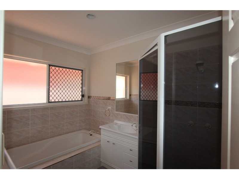 136 Monterey Keys Drive, Helensvale QLD 4212