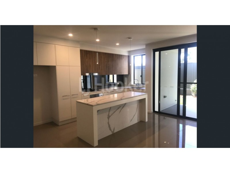 37 Sickle Avenue, Hope Island QLD 4212