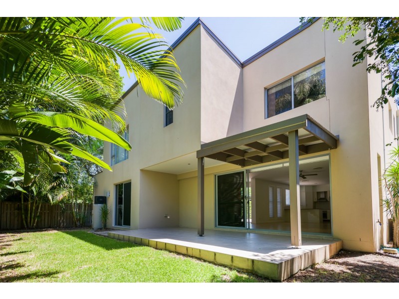 2/5 Wynflo Street, Labrador QLD 4215