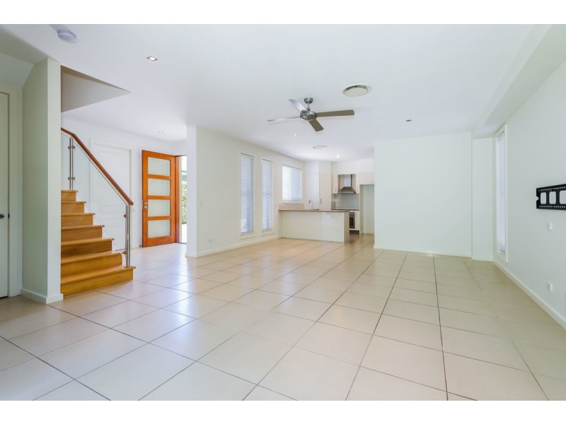 2/5 Wynflo Street, Labrador QLD 4215