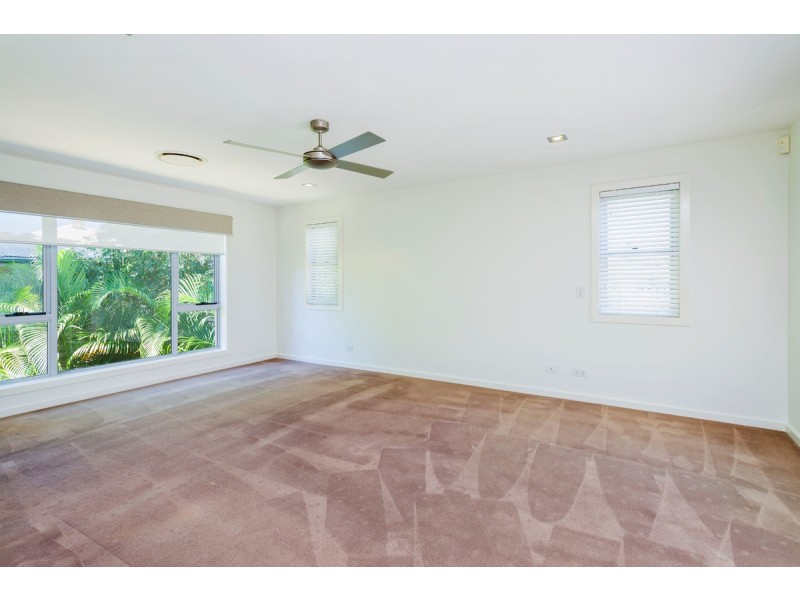 2/5 Wynflo Street, Labrador QLD 4215