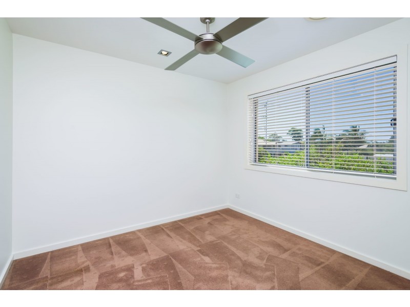 2/5 Wynflo Street, Labrador QLD 4215