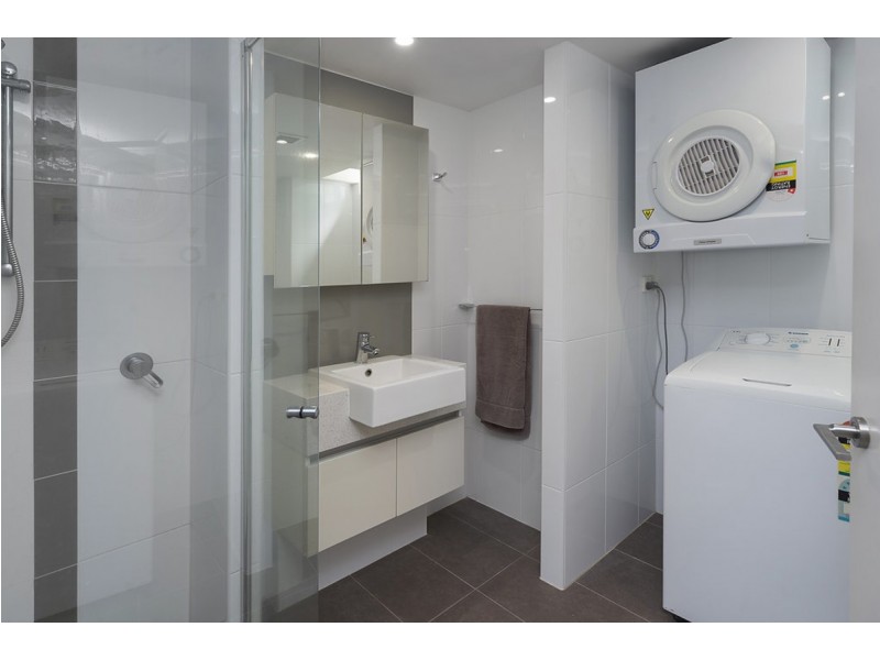 1D/28 Bayview Street, Runaway Bay QLD 4216