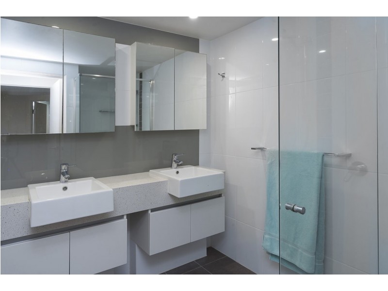 1D/28 Bayview Street, Runaway Bay QLD 4216