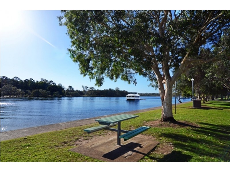 6 Akoonah Street, Hope Island QLD 4212