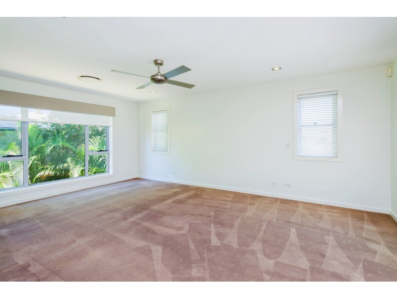 2/5 Wynflo Street, Labrador QLD 4215