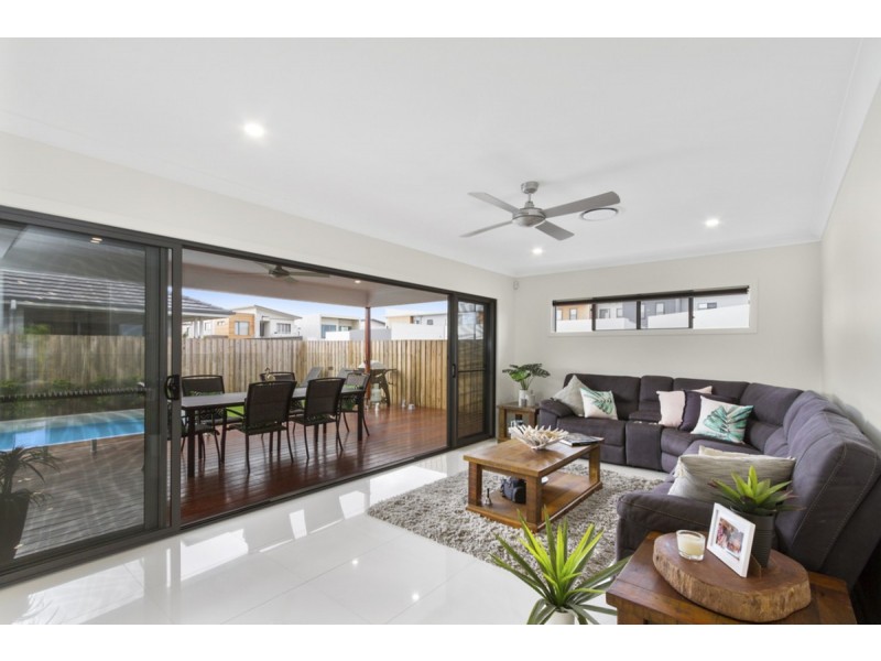 16 Beacon Lane, Hope Island QLD 4212