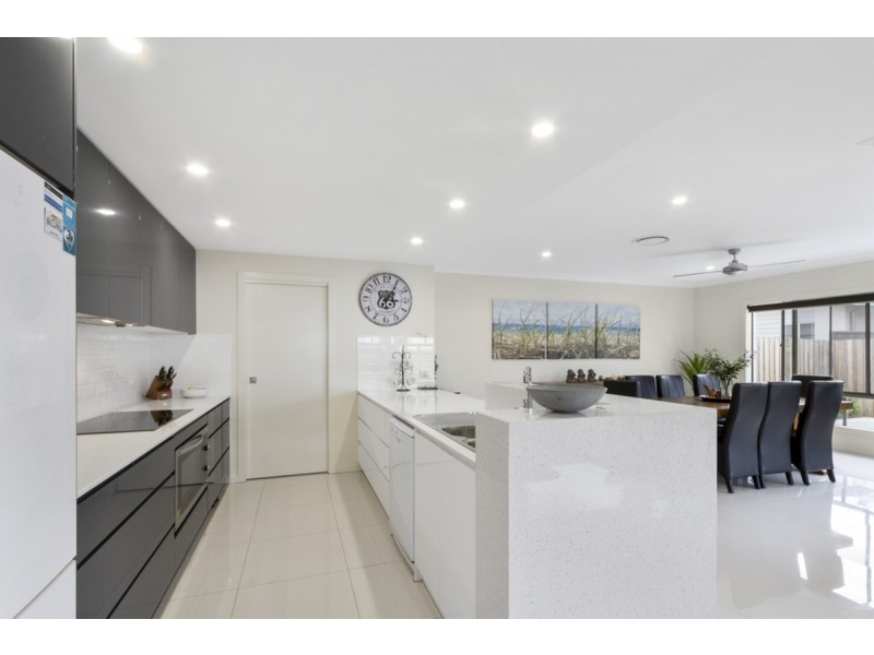 16 Beacon Lane, Hope Island QLD 4212