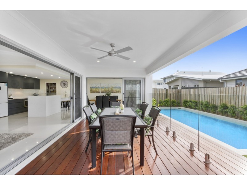 16 Beacon Lane, Hope Island QLD 4212