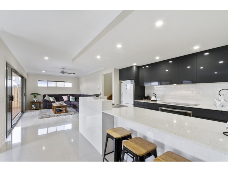 16 Beacon Lane, Hope Island QLD 4212