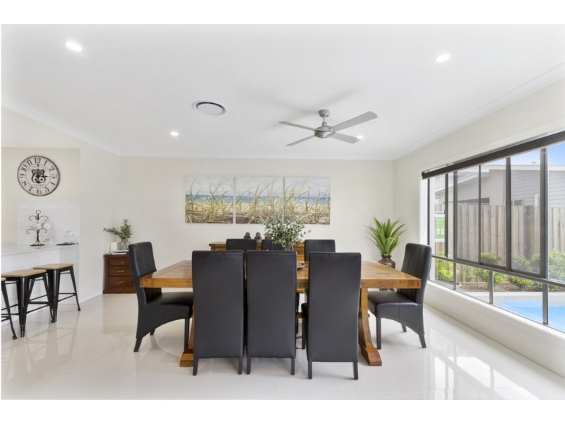 16 Beacon Lane, Hope Island QLD 4212