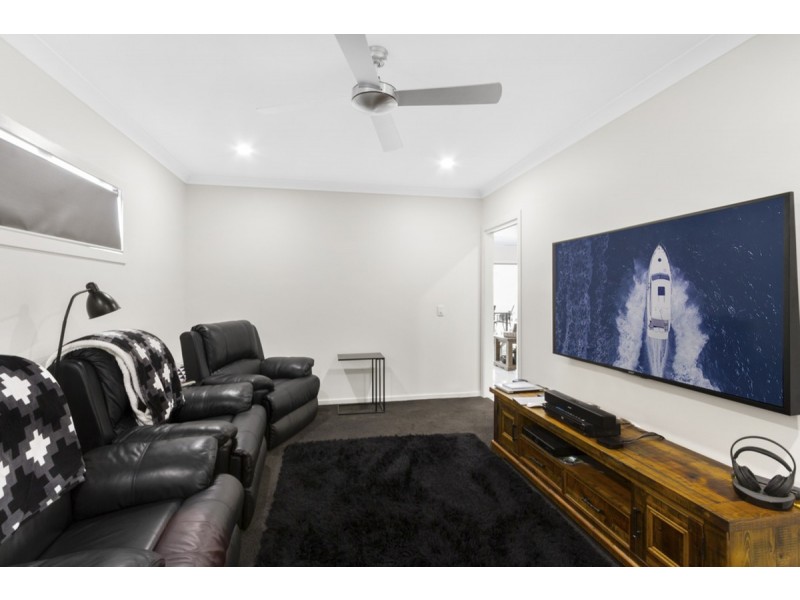 16 Beacon Lane, Hope Island QLD 4212